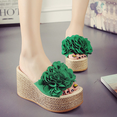 Papuci de damă moderni cu platformă