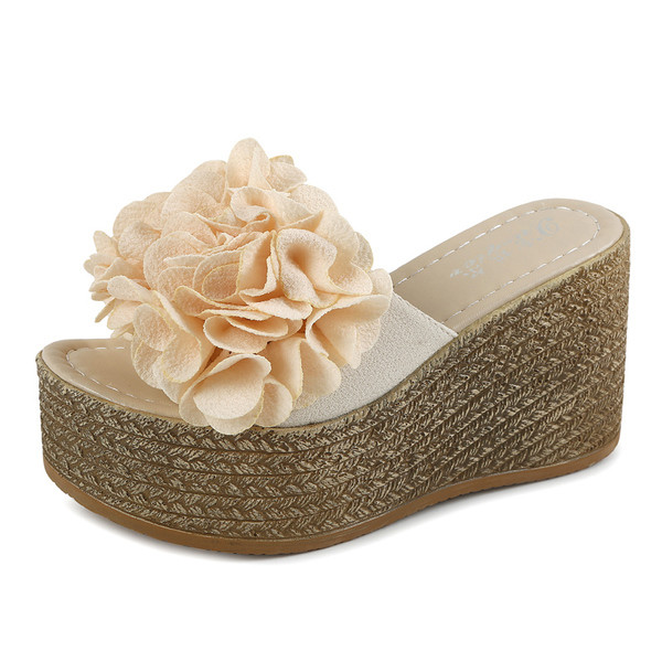 Papuci de damă moderni cu platformă