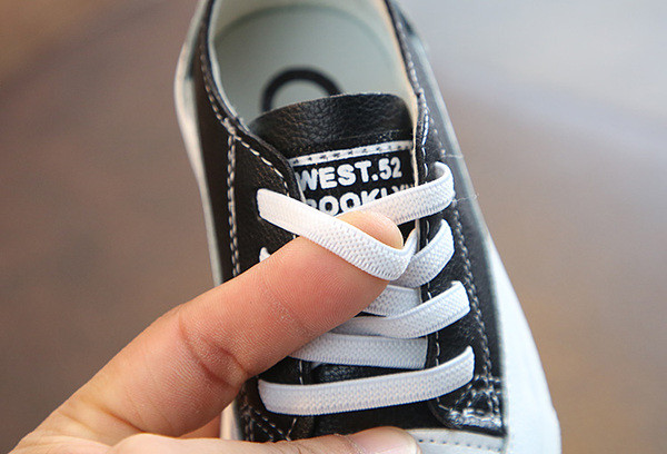 Napi gyerek tornacipő fekete és piros színben