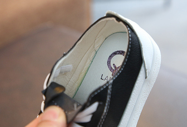 Napi gyerek tornacipő fekete és piros színben