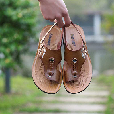 Μοντέρνα δερμάτινα σανδάλια με επιγραφή