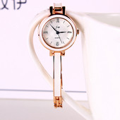 Női karóra fém szíjjal, ezüst és arany színben