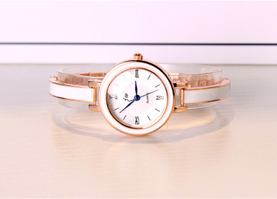 Női karóra fém szíjjal, ezüst és arany színben