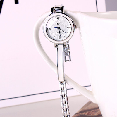 Női karóra fém szíjjal, ezüst és arany színben