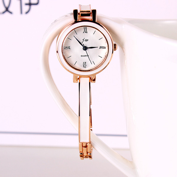 Női karóra fém szíjjal, ezüst és arany színben