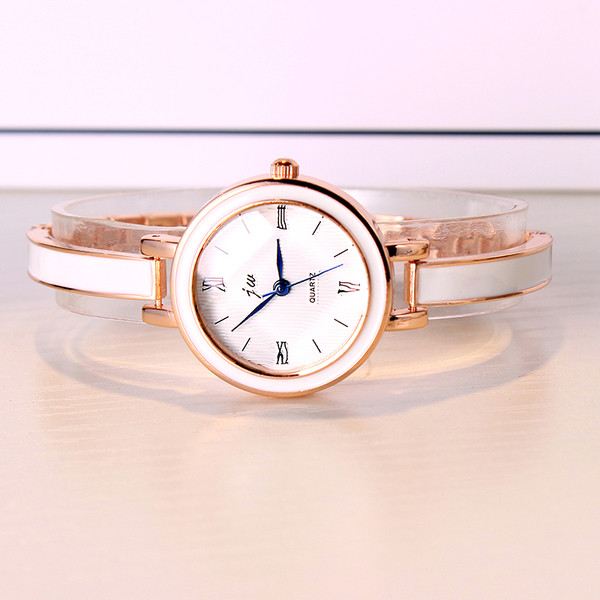 Női karóra fém szíjjal, ezüst és arany színben