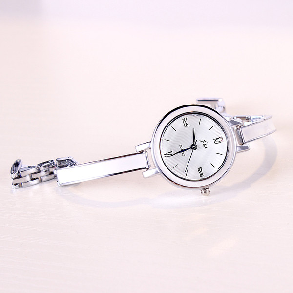 Női karóra fém szíjjal, ezüst és arany színben