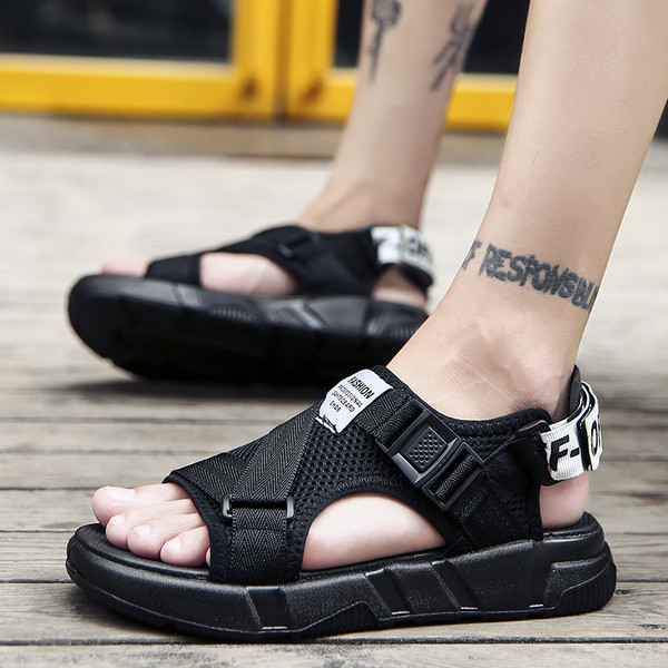 Alkalmi férfi szandál állítható rögzítéssel