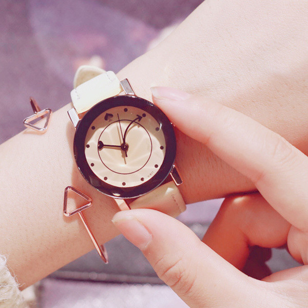 Női napi karóra öt színben