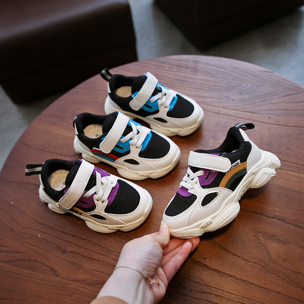 Kék és lila színű gyermek tornacipő fiúknak és lányoknak egyaránt