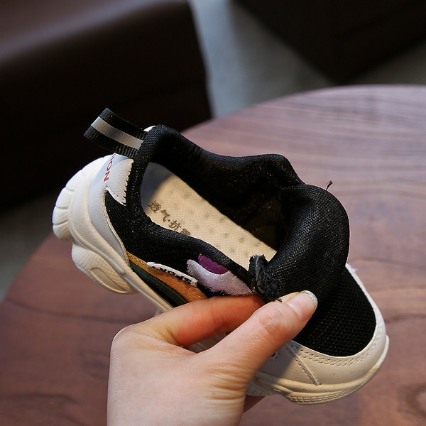 Kék és lila színű gyermek tornacipő fiúknak és lányoknak egyaránt