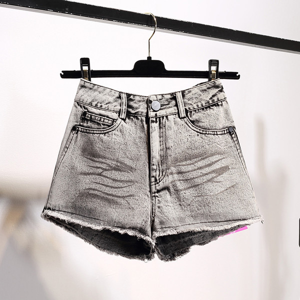 Aktuális női rövid farmernadrág szürke színben, színes emblémával