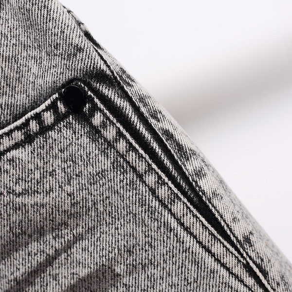 Aktuális női rövid farmernadrág szürke színben, színes emblémával