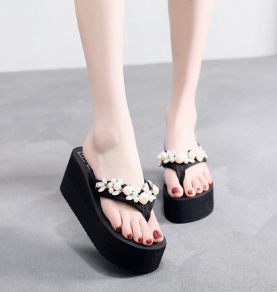 Gyönggyel és kövekkel díszített női papucs két színben