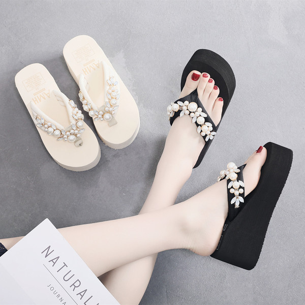 Gyönggyel és kövekkel díszített női papucs két színben