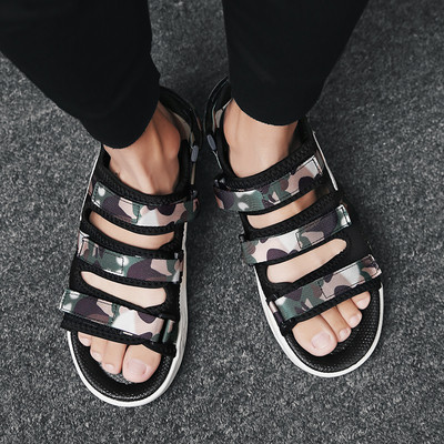 Alkalmi férfi szandál három színben matricákkal