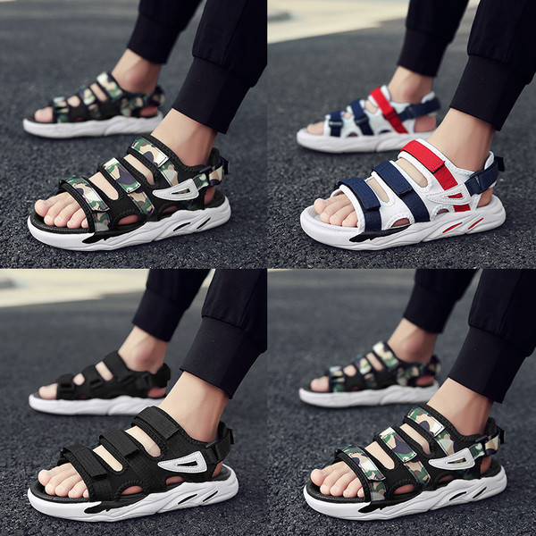 Alkalmi férfi szandál három színben matricákkal