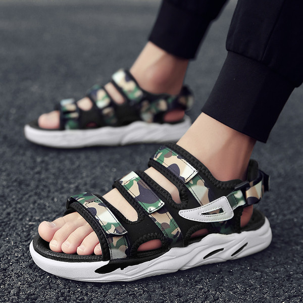 Alkalmi férfi szandál három színben matricákkal