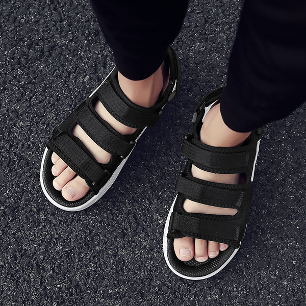 Alkalmi férfi szandál három színben matricákkal