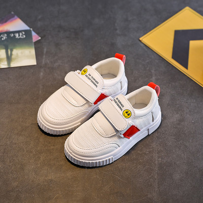 Gyermek tornacipő matricákkal és feliratokkal három színben