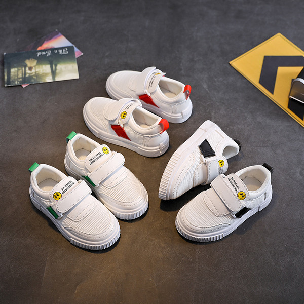 Gyermek tornacipő matricákkal és feliratokkal három színben