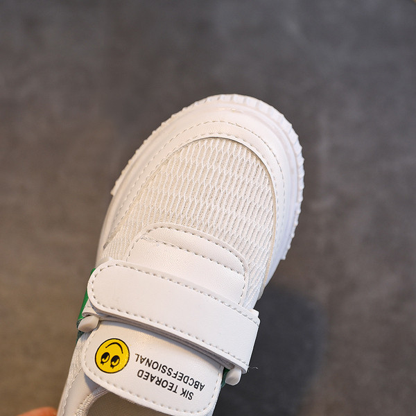 Gyermek tornacipő matricákkal és feliratokkal három színben