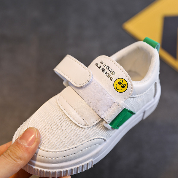 Gyermek tornacipő matricákkal és feliratokkal három színben