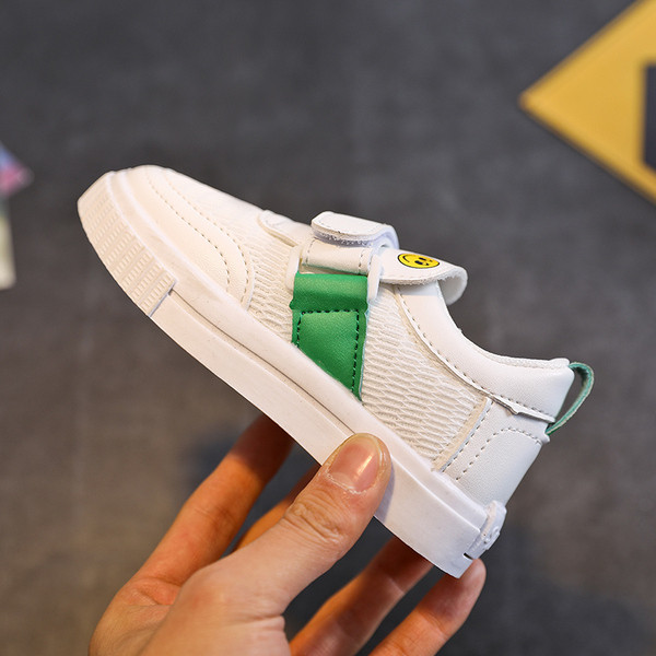 Gyermek tornacipő matricákkal és feliratokkal három színben