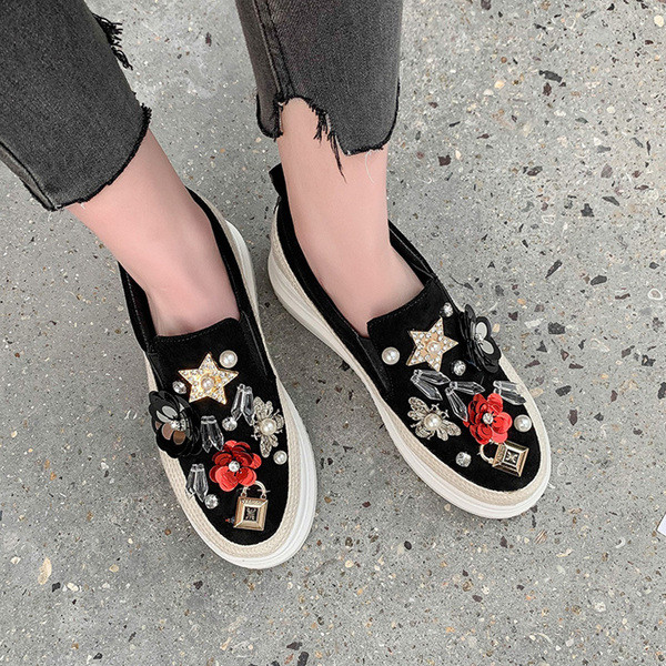 Stílusos női alkalmi cipő 3D elemmel