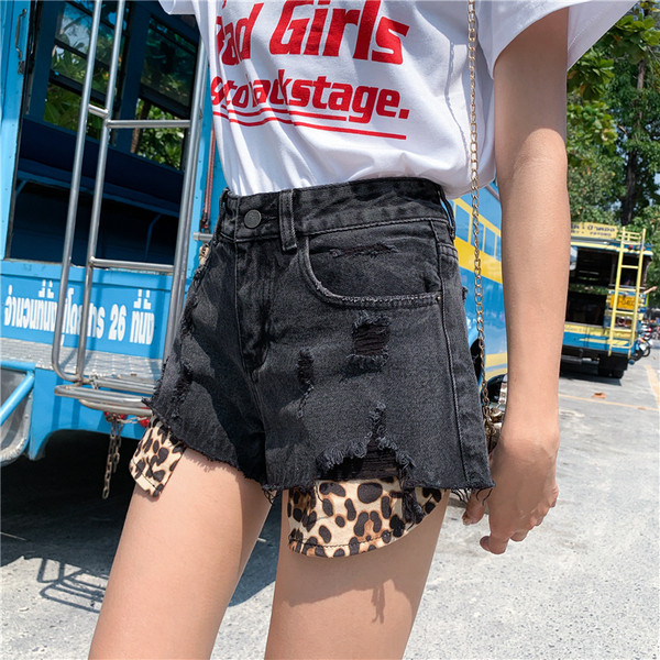 HIT Modern női rövidnadrág sötét színben, leopárd mintával