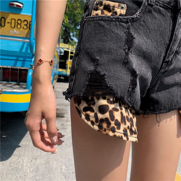 HIT Modern női rövidnadrág sötét színben, leopárd mintával