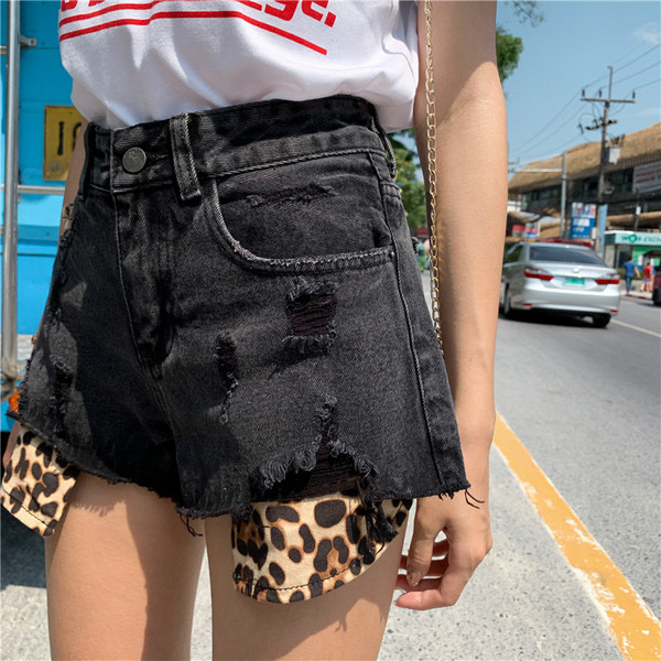 HIT Modern női rövidnadrág sötét színben, leopárd mintával