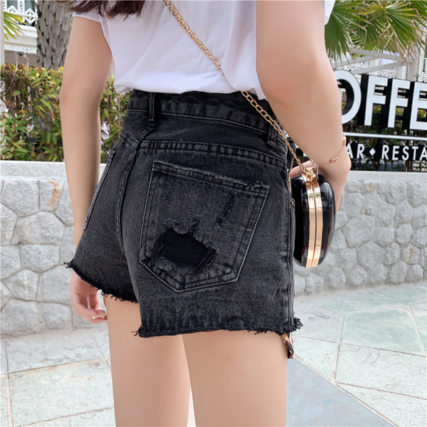 HIT Modern női rövidnadrág sötét színben, leopárd mintával