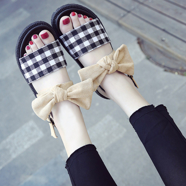 Modern női szandál lapos talppal és szalaggal