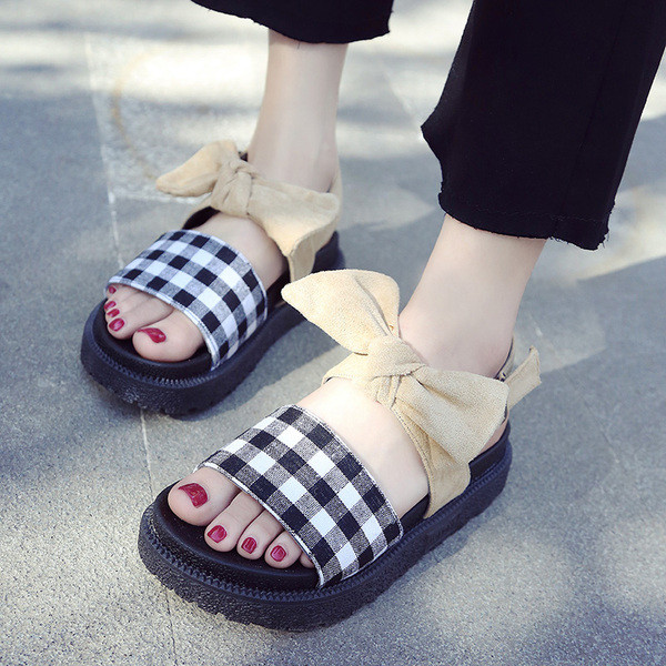 Modern női szandál lapos talppal és szalaggal