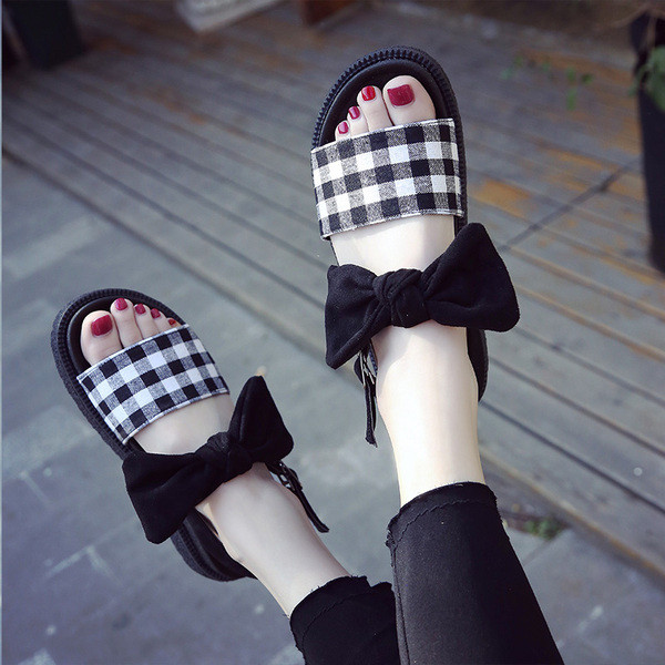 Modern női szandál lapos talppal és szalaggal