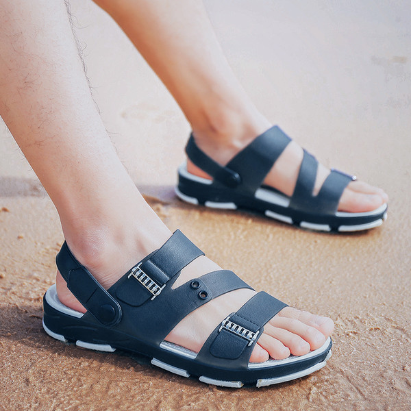 Modern férfi szandál három színben, fém elemekkel