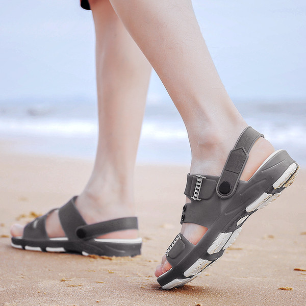 Modern férfi szandál három színben, fém elemekkel