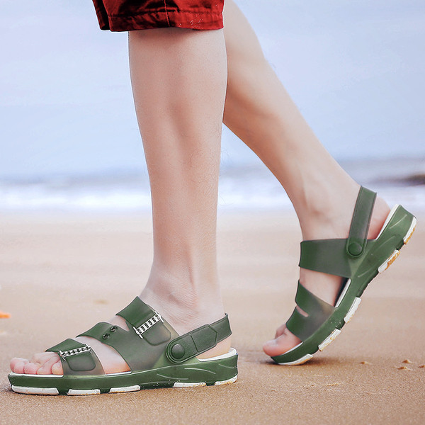 Modern férfi szandál három színben, fém elemekkel