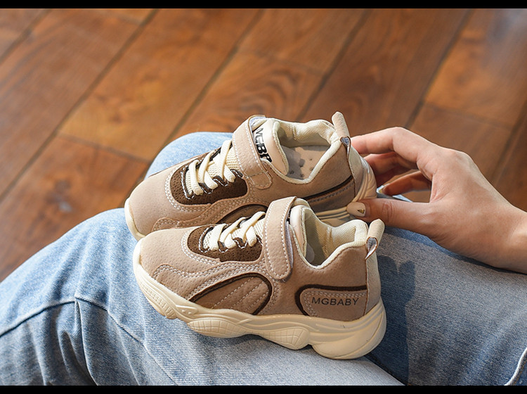 Παιδικά παπούτσια για αγόρια σε μαύρο και μπεζ χρώμα