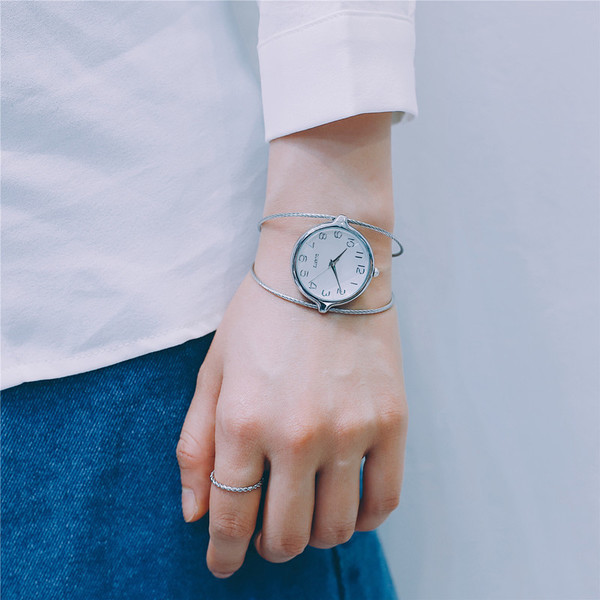 Stílusos női karóra ezüst és arany színben