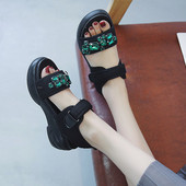 Μοντέρνα γυναικεία σανδάλια με ψηλή πλατφόρμα με πέτρες