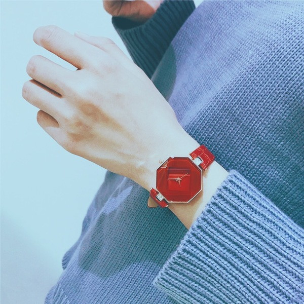 Női karóra ökobőr szíjjal, négy színben