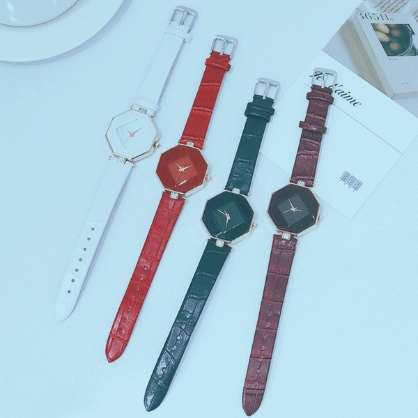 Női karóra ökobőr szíjjal, négy színben