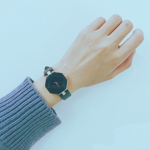 Női karóra ökobőr szíjjal, négy színben