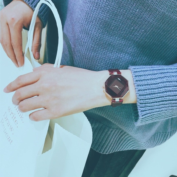 Női karóra ökobőr szíjjal, négy színben