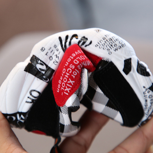 Kockás gyerek tornacipő két színben felirattal