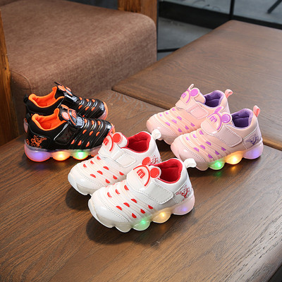 Παιδικά αθλητικά παπούτσια  με φωτισμένα πέλματα σε διάφορα χρώματα