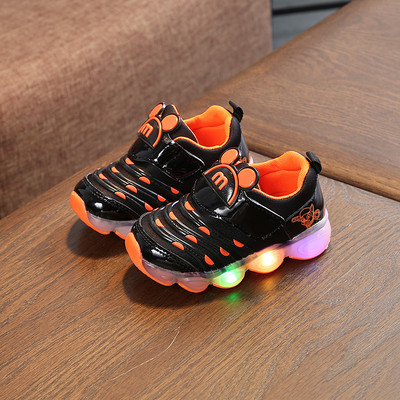 Παιδικά αθλητικά παπούτσια  με φωτισμένα πέλματα σε διάφορα χρώματα