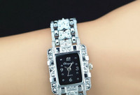 Modern női karóra díszkövekkel, öt színben